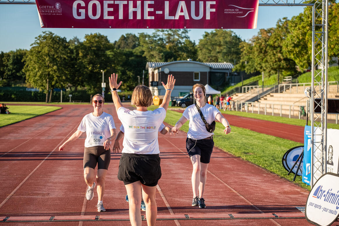 Hochschulsport-Frankfurt-Goethe-Lauf-2023-Zieleinlauf