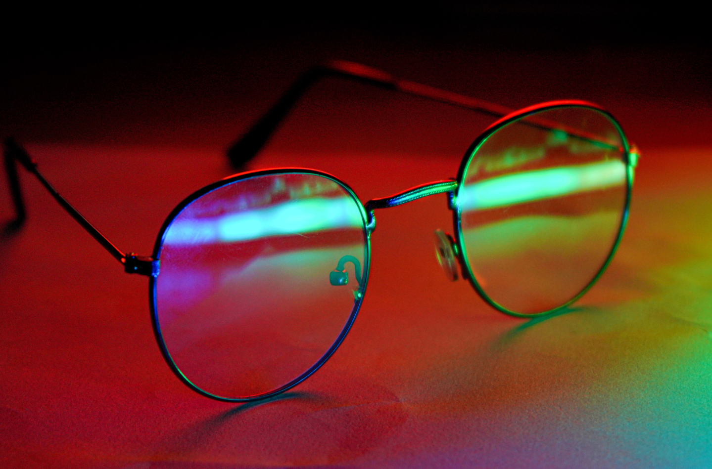 Symbolbild: Buntes Licht reflektiert auf einer Brille
