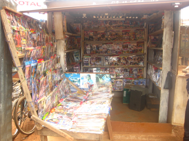 Ein typischer Verkaufsstand wie er oft in Bobo-Dioulasso zu finden ist. (Stand am Grande Boulevard). 05.09.2012 (2)