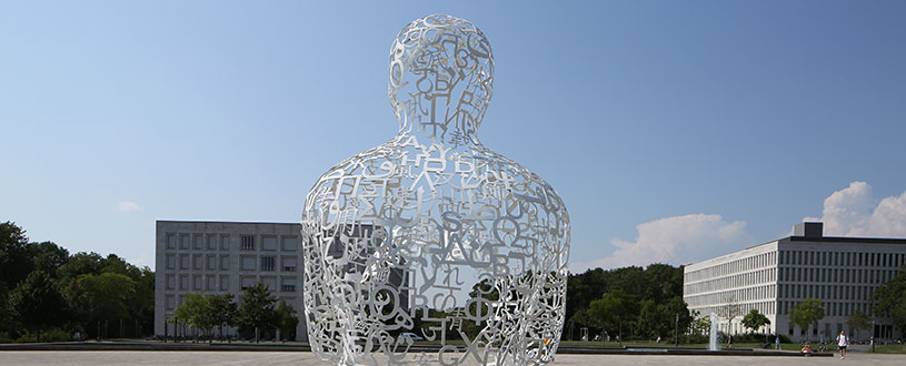 Blick auf den Campus Westend der Goethe-Universität mit Skulptur